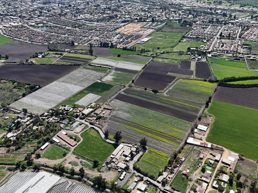 Vista aérea de Melipilla: ciudad y paños agrícolas en expansión urbana
